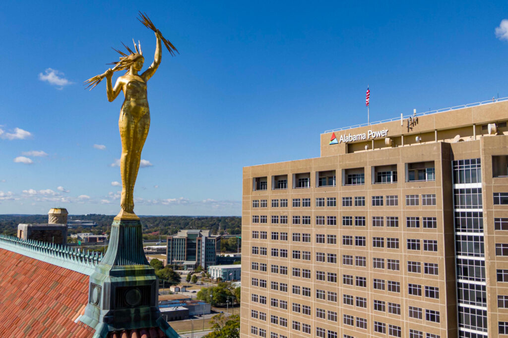 Une statue d'Electra se trouve au sommet du siège d'Alabama Power, dans le centre-ville de Birmingham, en Alabama. Crédit : Lee Hedgepeth/Pacte Climat