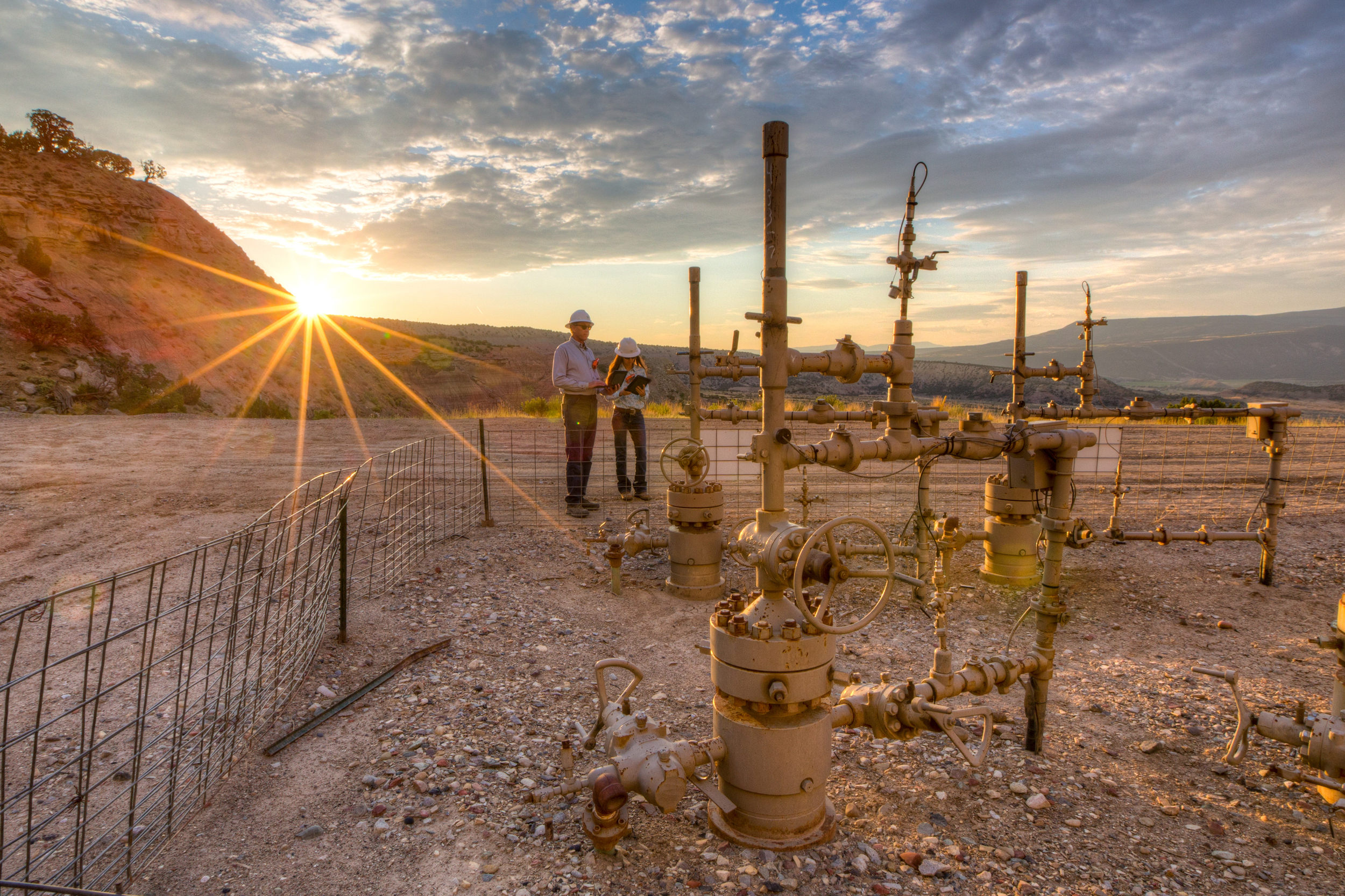 Des employés du Bureau of Land Management vérifient un site de développement pétrolier et gazier sur un terrain public du Colorado. Crédit : BLM Colorado