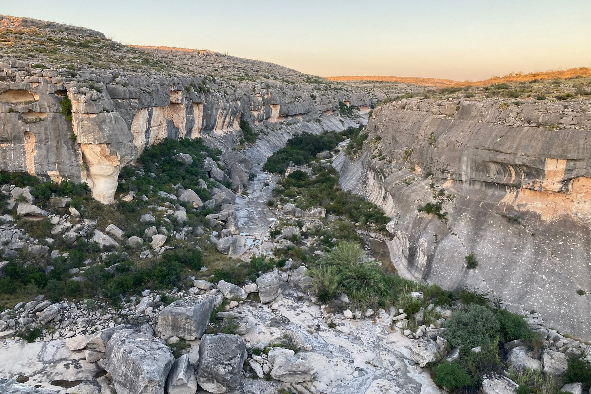 La patrouille frontalière a cherché un accès pour la construction d'un mur frontalier dans le parc d'État de Seminole Canyon, dans le comté de Val Verde, au Texas. Crédit : Martha Pskowski/Pacte Climat