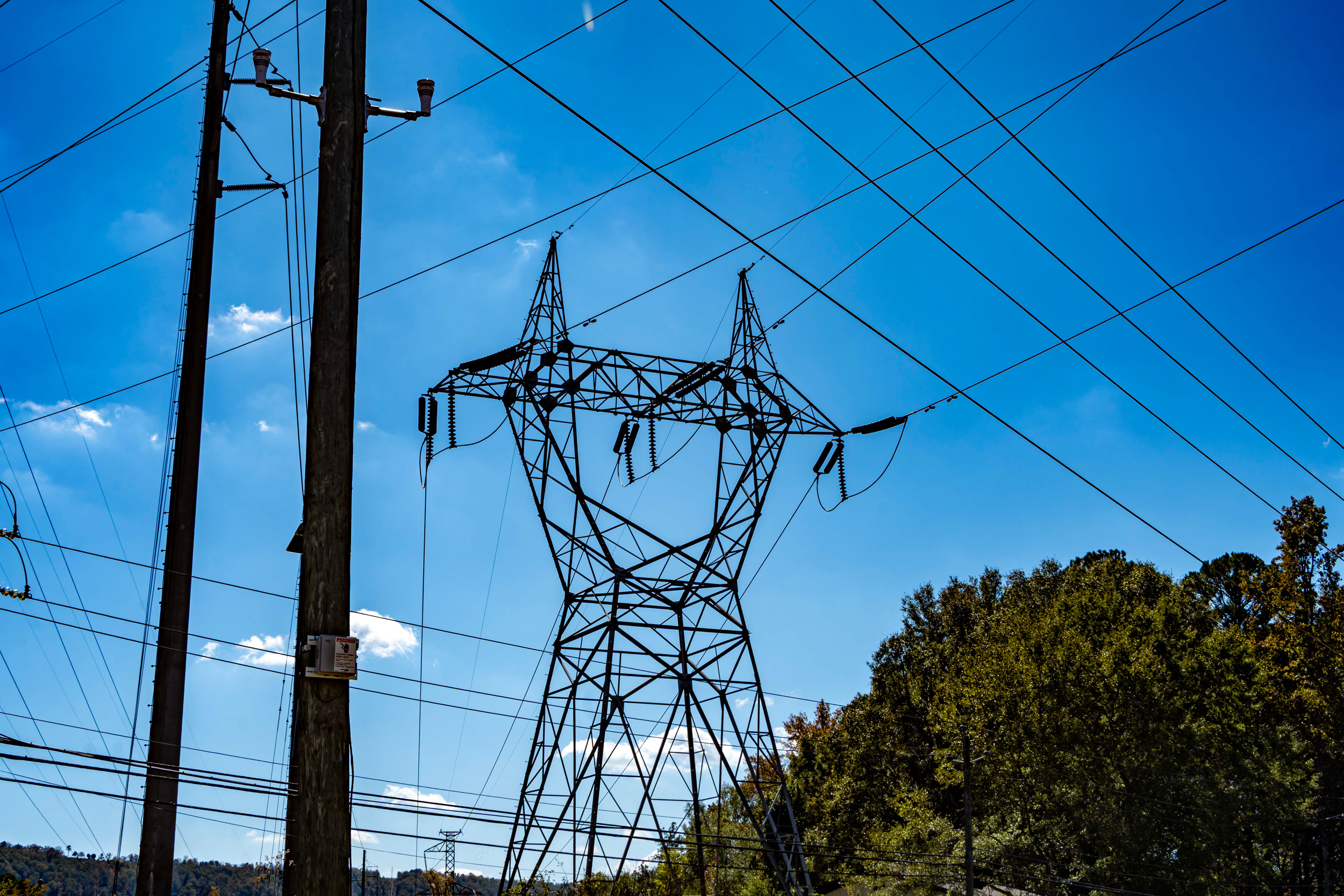 Les lignes électriques zigzaguent dans le ciel de Birmingham. Crédit : Lee Hedgepeth/Pacte Climat