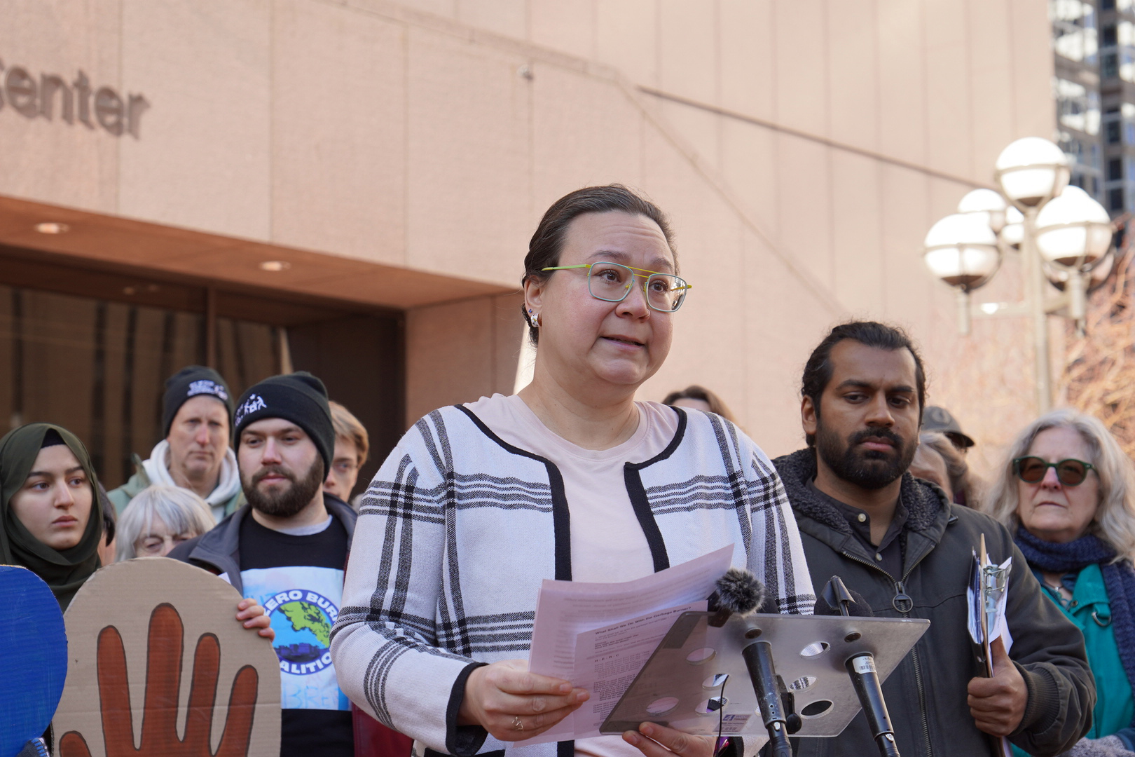Natasha Villanueva a déclaré qu'elle ne mangerait pas tant que le comté ne s'engagerait pas sur une date pour fermer le centre de récupération d'énergie Hennepin, qui se trouve dans sa communauté. Crédit : Avec l’aimable autorisation de Geoff Dittberner/Zero Burn Coalition