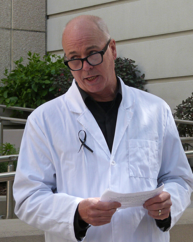 Greg Spooner, physicien chez Scientist Rebellion, propose un éloge funèbre pour la découverte de la mise en danger, abrogée par l'EPA. Crédit : Liza Gross/Pacte Climat