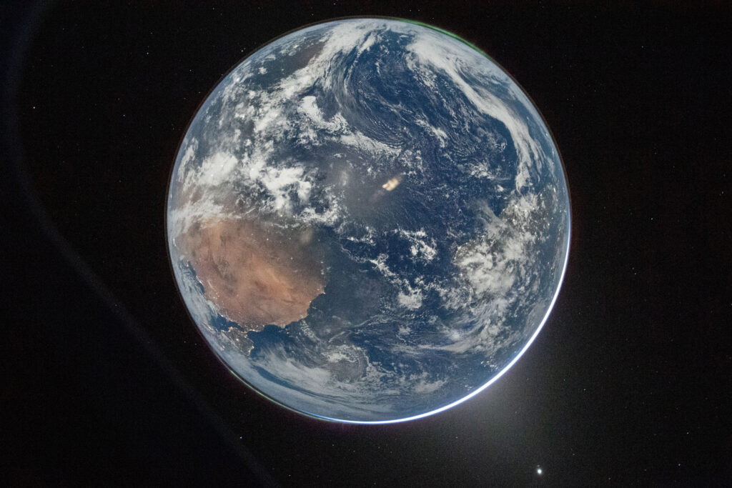Cette photo de la Terre a été prise le 2 avril par un membre de l'équipage d'Artemis II à travers une fenêtre du vaisseau spatial Orion. Crédit : NASA
