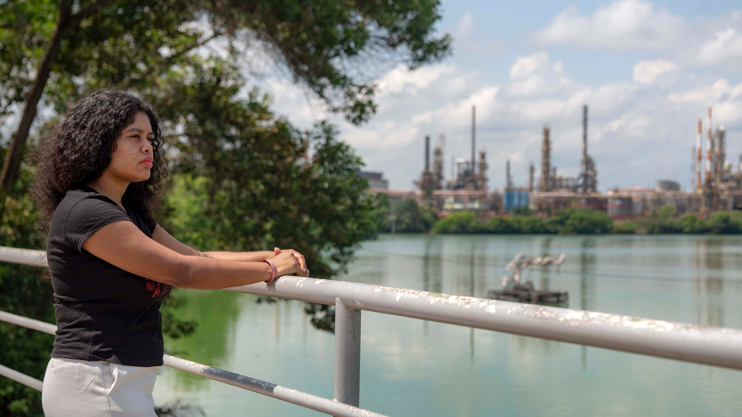 Yuvelis Morales Blanco est aperçu près de la principale raffinerie d'Ecopetrol, sur les rives de la rivière Magdalena. Crédit : Christian EscobarMora pour le Prix Goldman de l'Environnement