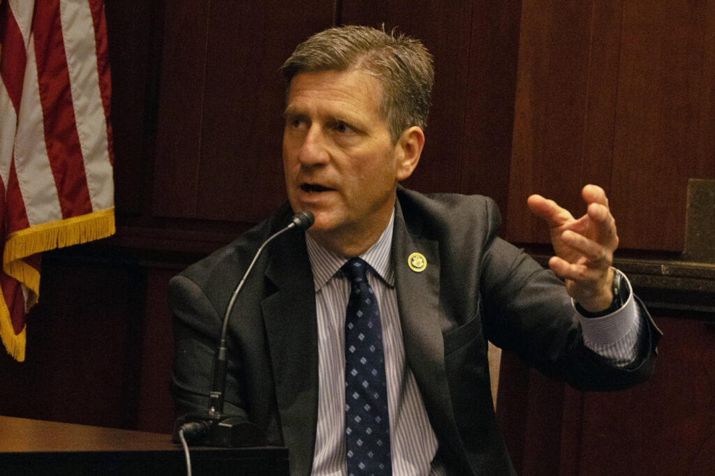 Le représentant Greg Stanton (Démocrate d'Arizona) a déclaré que cet hiver avait été le pire en termes d'eau et de neige dans sa région, aggravant la situation de l'eau dans de nombreuses villes de son État. Crédit : Gabriel Matias Castilho/Pacte Climat