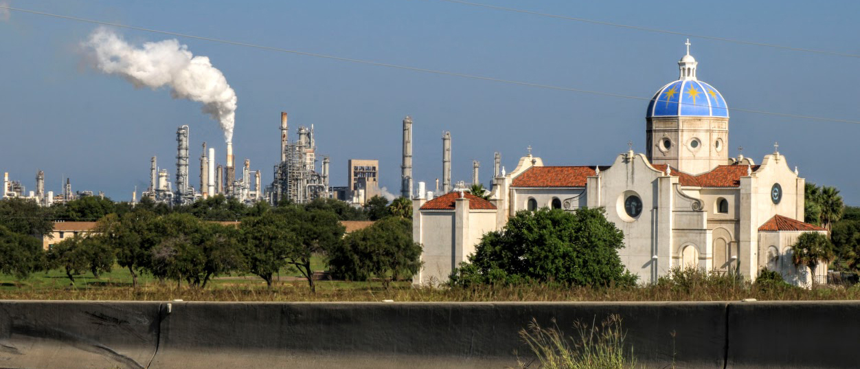 La raffinerie Ouest de Valero est vue derrière la chapelle Notre-Dame du Corpus Christi le long de l'Interstate 37 en septembre 2022. Crédit : Dylan Baddour/Pacte Climat