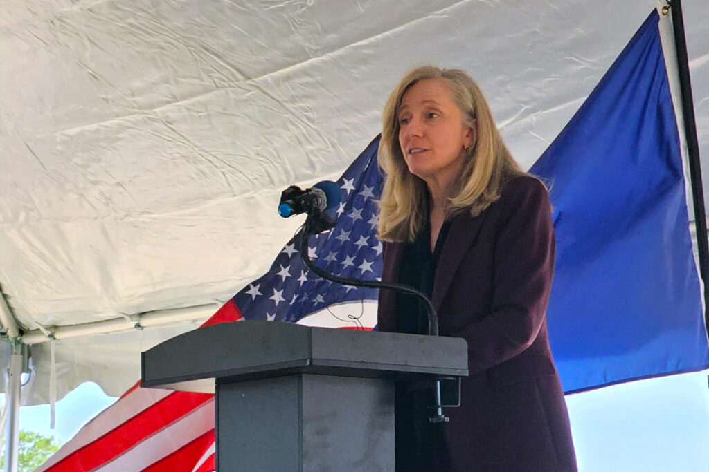 La gouverneure Abigail Spanberger s'exprime lors d'une cérémonie d'inauguration pour Eaton, un fabricant de racks informatiques pour centres de données. Crédit : Charles Paullin/Pacte Climat