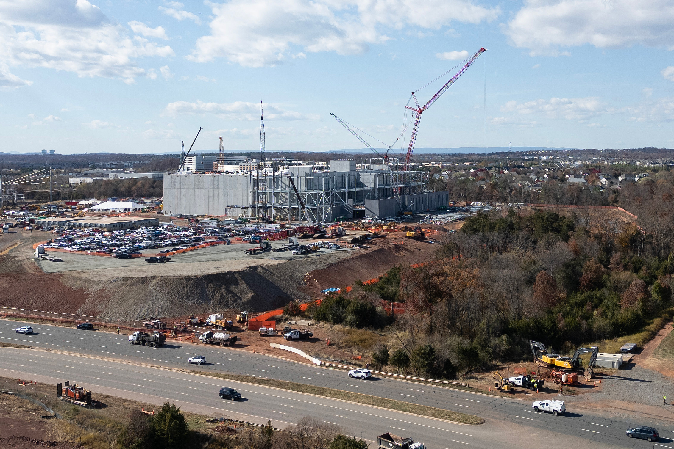 Des voitures passent devant un centre de données en construction à Ashburn, en Virginie, le 12 novembre 2025. Crédit : Andrew Caballero-Reynolds/AFP via Getty Images