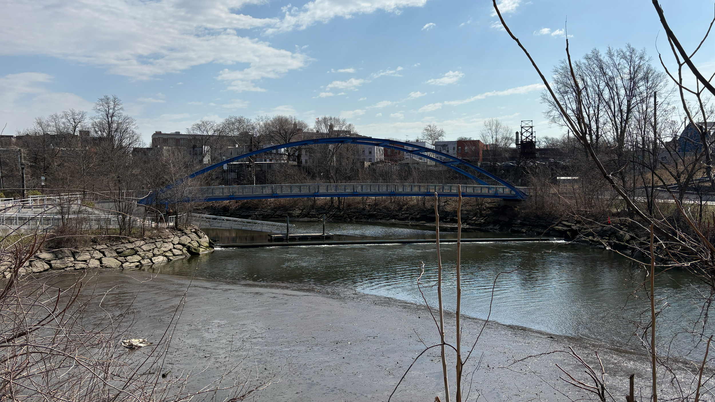 Le barrage de Starlight Park est la première barrière que rencontrent les harengs de rivière lorsqu'ils remontent la rivière Bronx. Crédit : Lauren Dalban/Pacte Climat