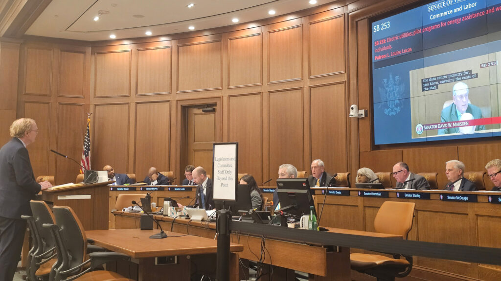 Joe Reid, avocat de Dominion, témoigne sur le projet de loi 253 du Sénat. Crédit : Charles Paullin/Pacte Climat