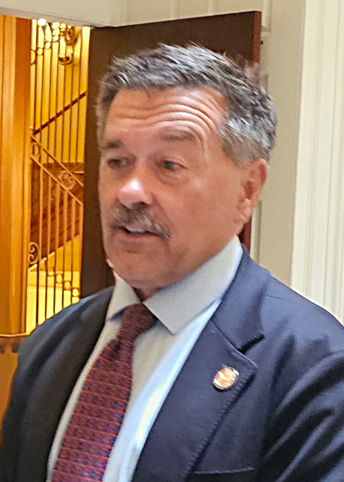Le leader de la minorité parlementaire Terry Kilgore, R-Wise, s'entretient avec les journalistes. Crédit : Charles Paullin/Pacte Climat