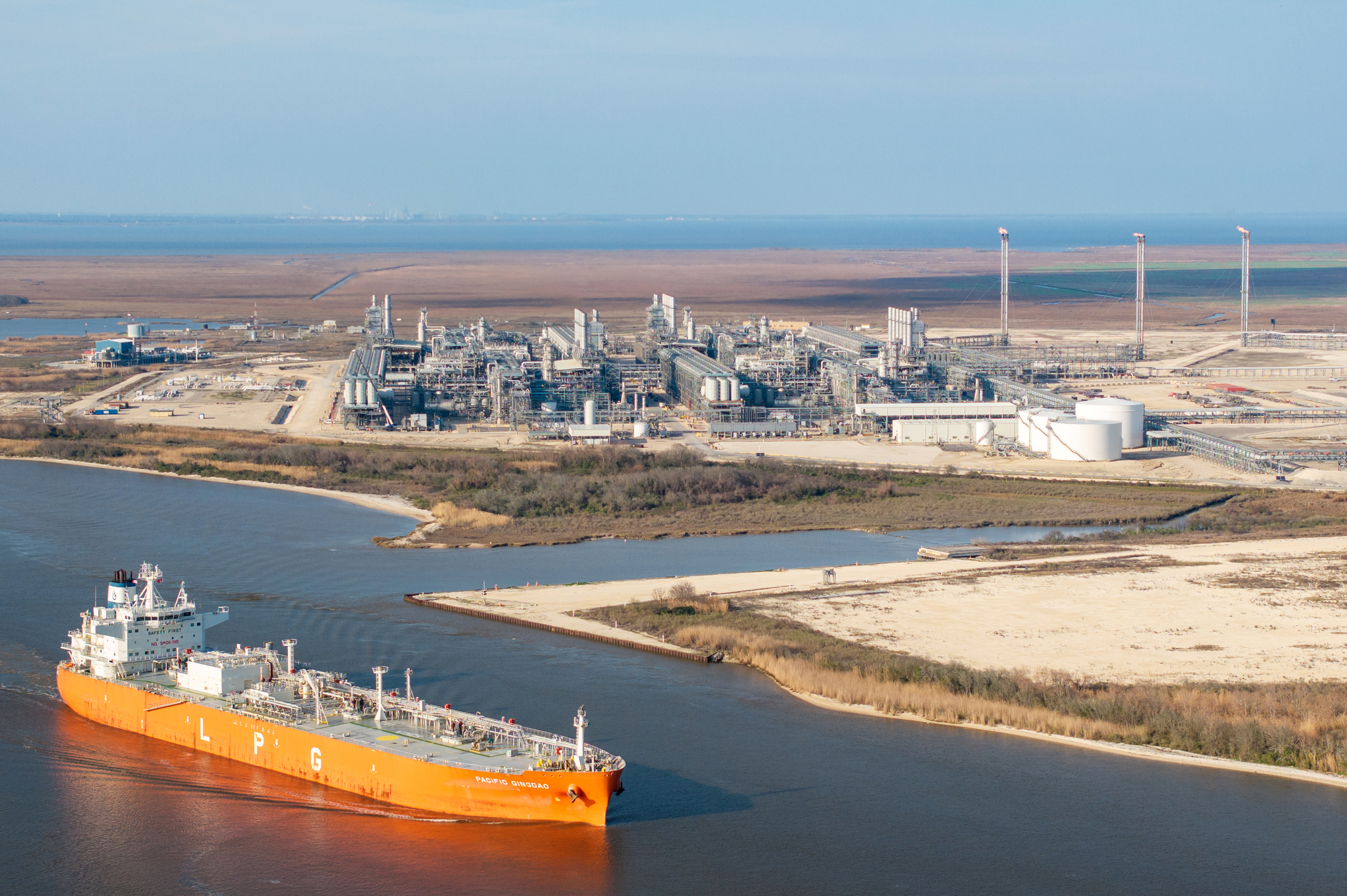 Un cargo passe devant l'usine de gaz naturel liquéfié de Cheniere Energy le 10 février à Port Arthur, au Texas. Crédit : Brandon Bell/Getty Images