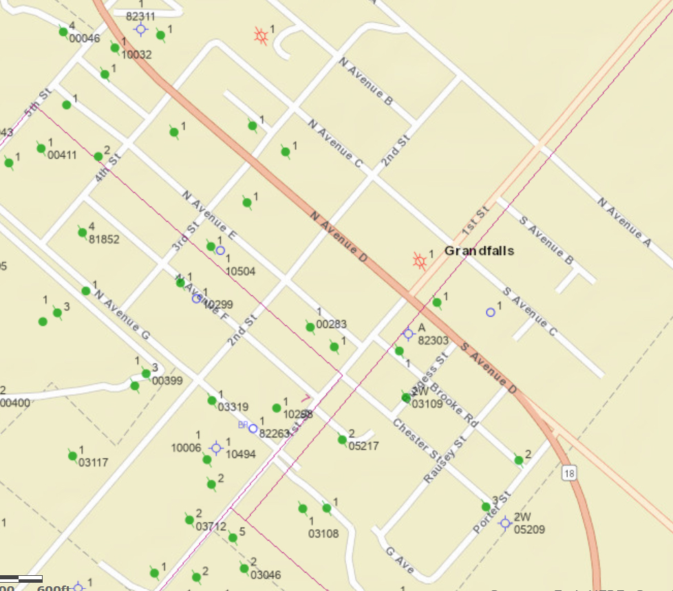 Le système d'information géographique de la Commission des chemins de fer montre de nombreux puits bouchés dans la ville de Grandfalls. Les points verts traversés par une croix indiquent l’emplacement des puits de pétrole bouchés.