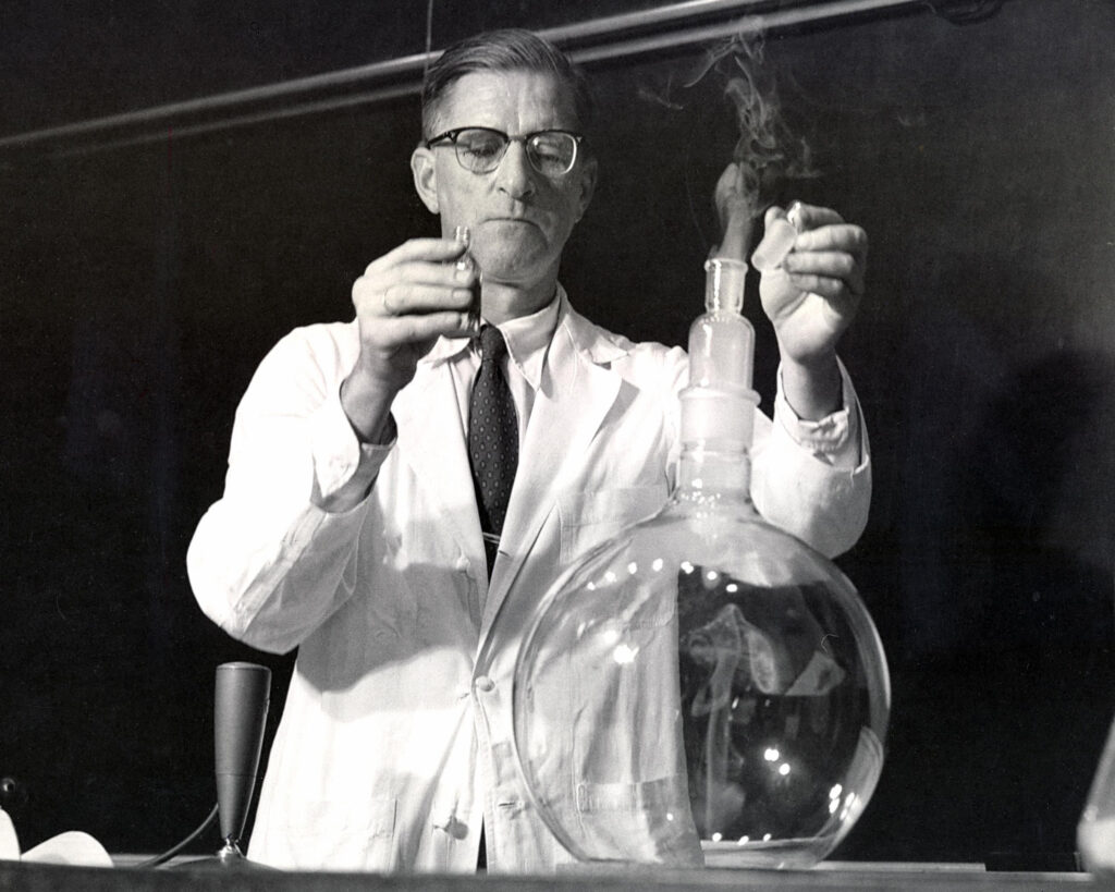 Arie Haagen-Smit mène une expérience. Crédit : Archives Caltech et collections spéciales