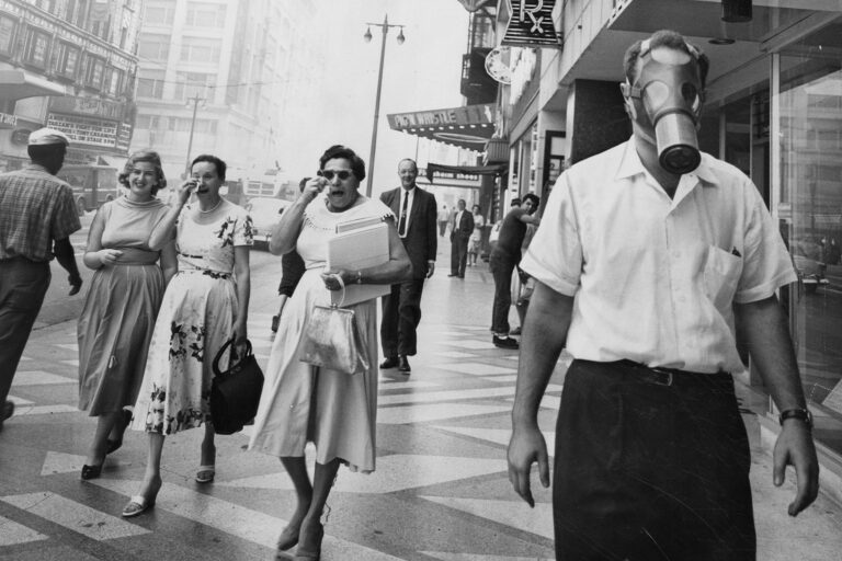 People walk around downtown Los Angeles as smog fills the sky in 1958. Credit: Herald Examiner Collection/Los Angeles Public Library
