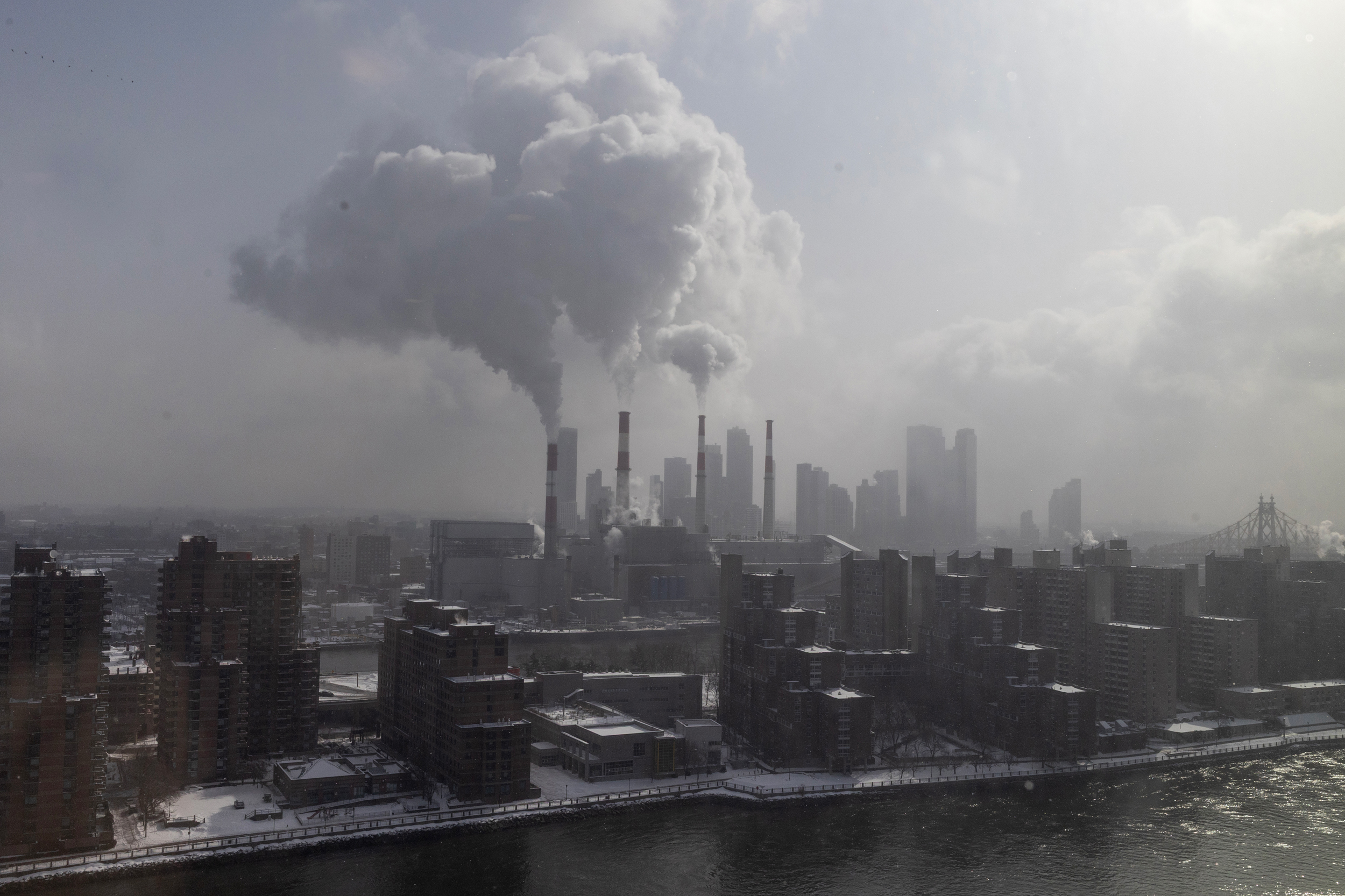 De la vapeur s'échappe des cheminées de la centrale électrique au gaz de Ravenswood, la plus grande centrale électrique de la ville de New York, le 26 janvier. Crédit : Andrew Lichtenstein/Corbis via Getty Images