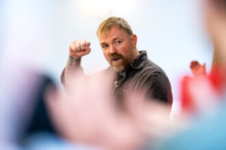 Le candidat au Sénat Graham Platner s'exprime lors d'un événement de campagne le 1er mai à Portland, dans le Maine. Crédit : Graeme Sloan/Getty Images