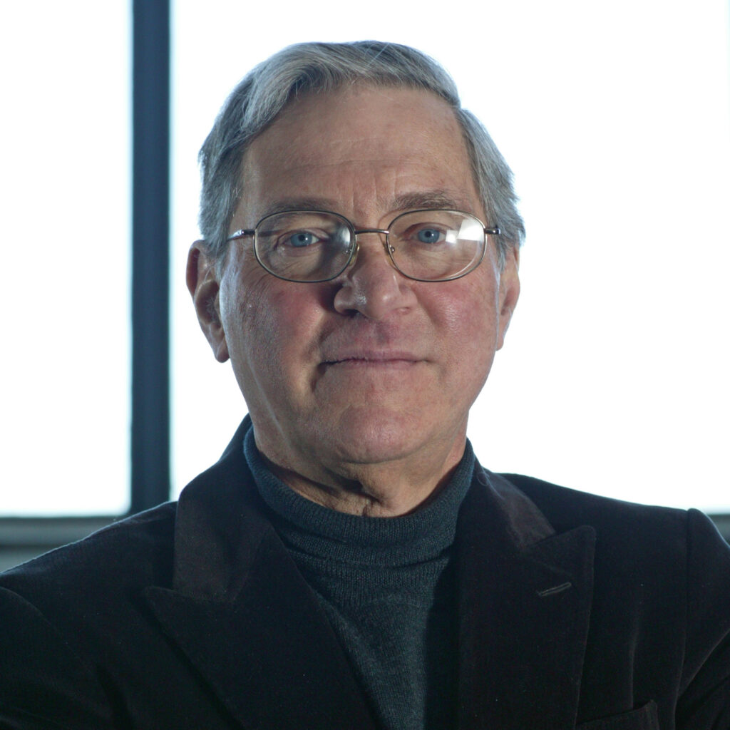 Michael Klare est professeur émérite d'études sur la paix et la sécurité au Hampshire College.