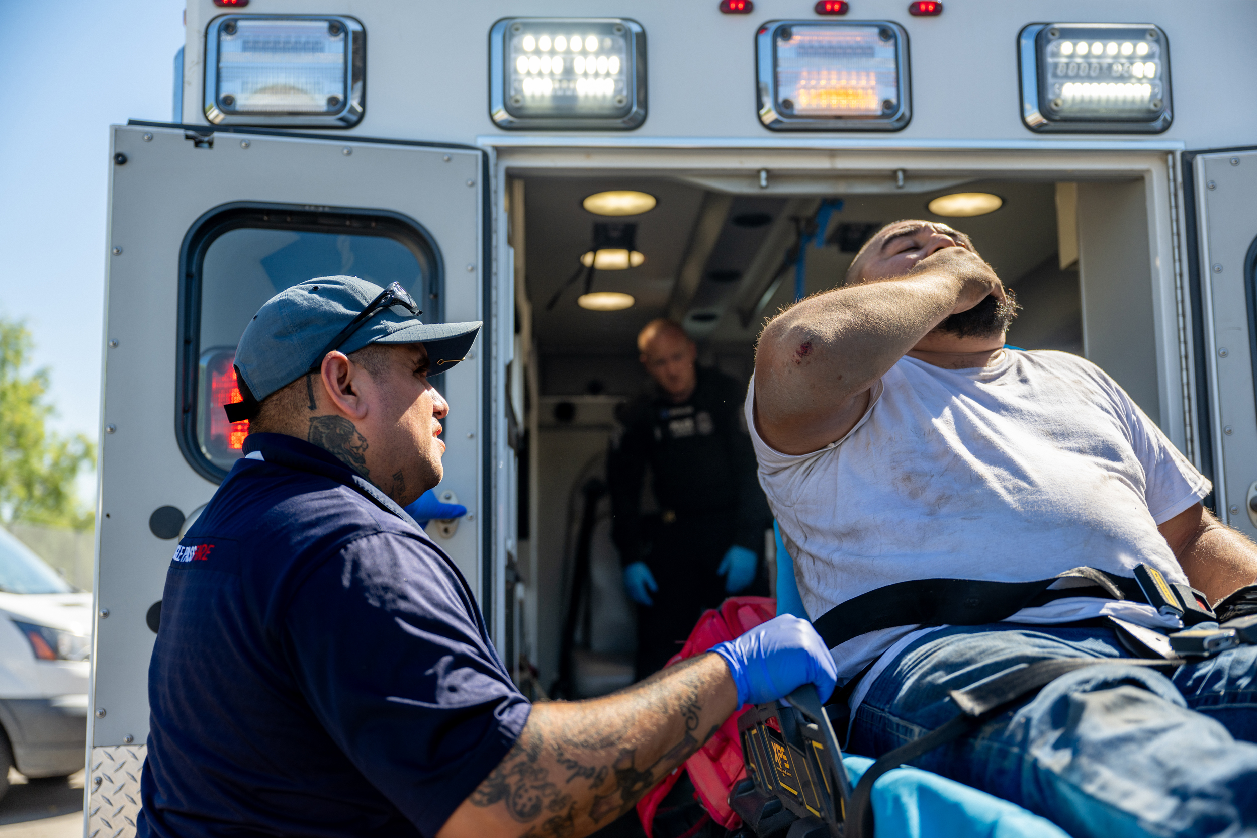 Un technicien médical d'urgence s'occupe d'un homme après qu'il a appelé pour des douleurs thoraciques après avoir travaillé dehors dans une chaleur extrême le 29 juin 2023, à Eagle Pass, Texas. Crédit : Brandon Bell/Getty Images