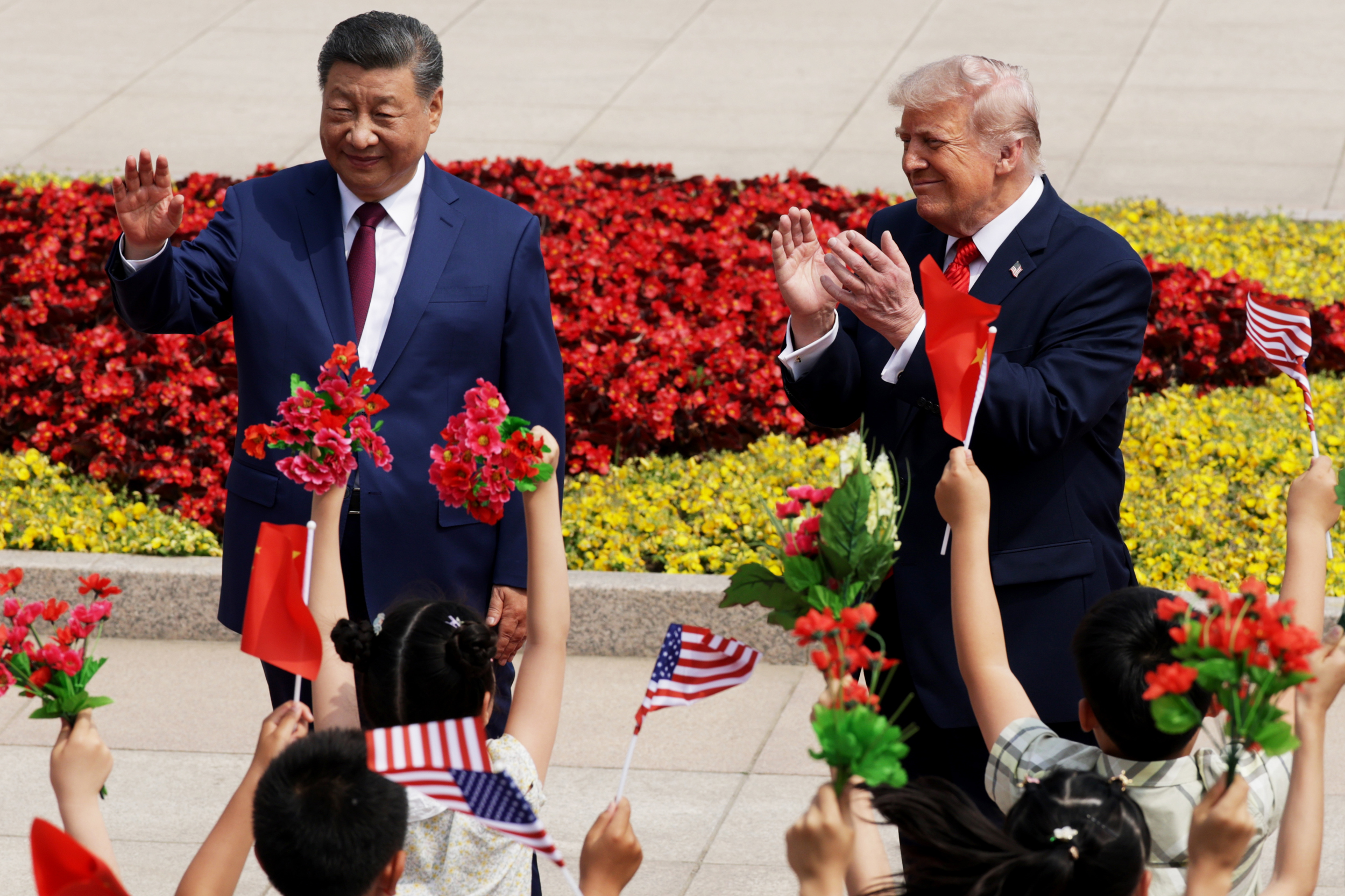 Le président chinois Xi Jinping et le président américain Donald Trump assistent jeudi à une cérémonie de bienvenue au Grand Palais du Peuple à Pékin. Crédit : Alex Wong/Getty Images