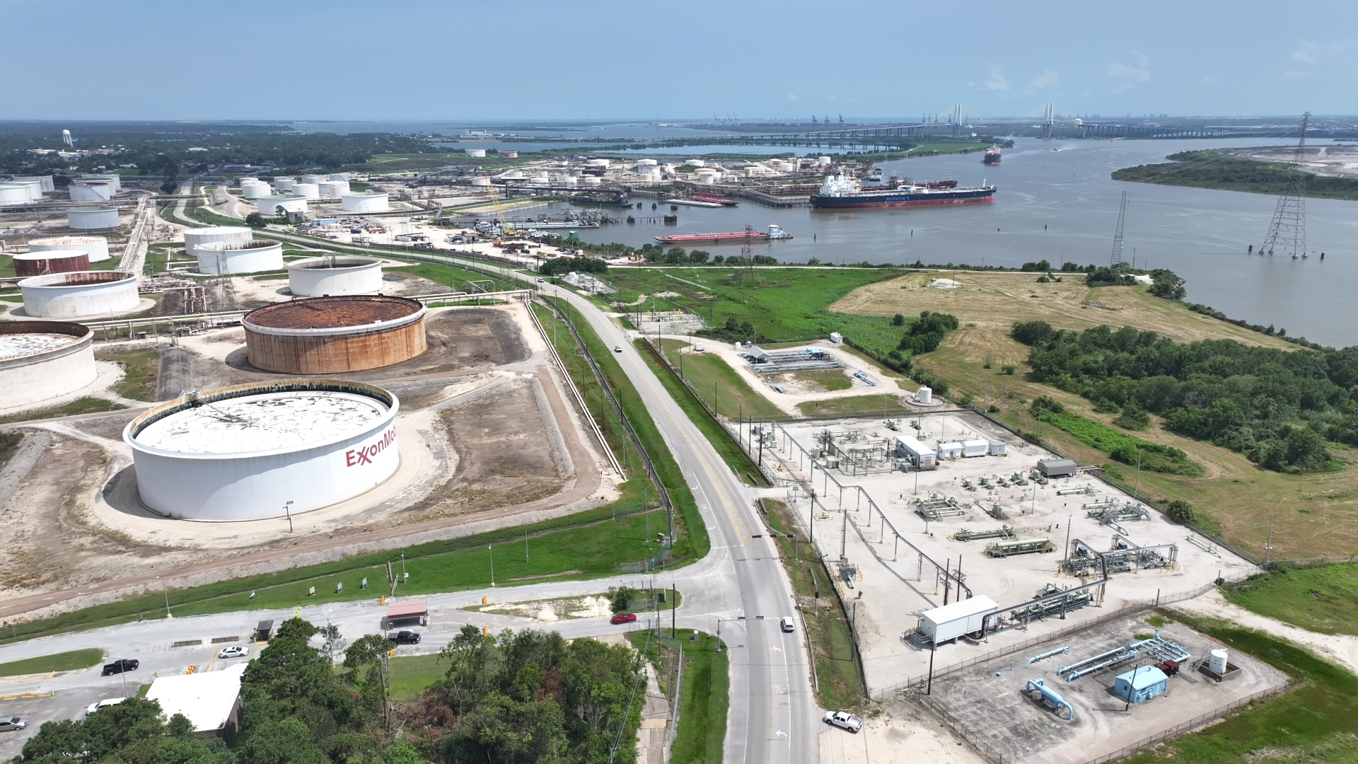 Une vue du complexe pétrochimique ExxonMobil Baytown, près de Houston, où la société a ajouté une installation de recyclage chimique des déchets plastiques. Crédit : Carlos Chávez/CBS News