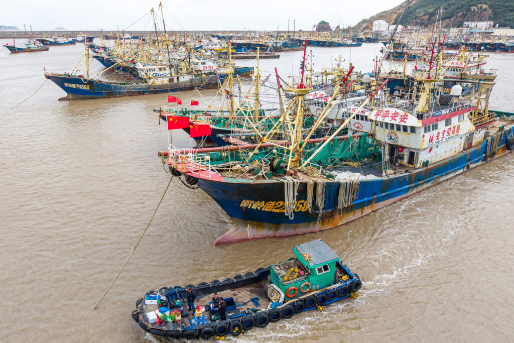 Des bateaux de pêche chinois sont amarrés dans un port de Taizhou, en Chine. Crédit : Xu Weijie/VCG via Getty Images
