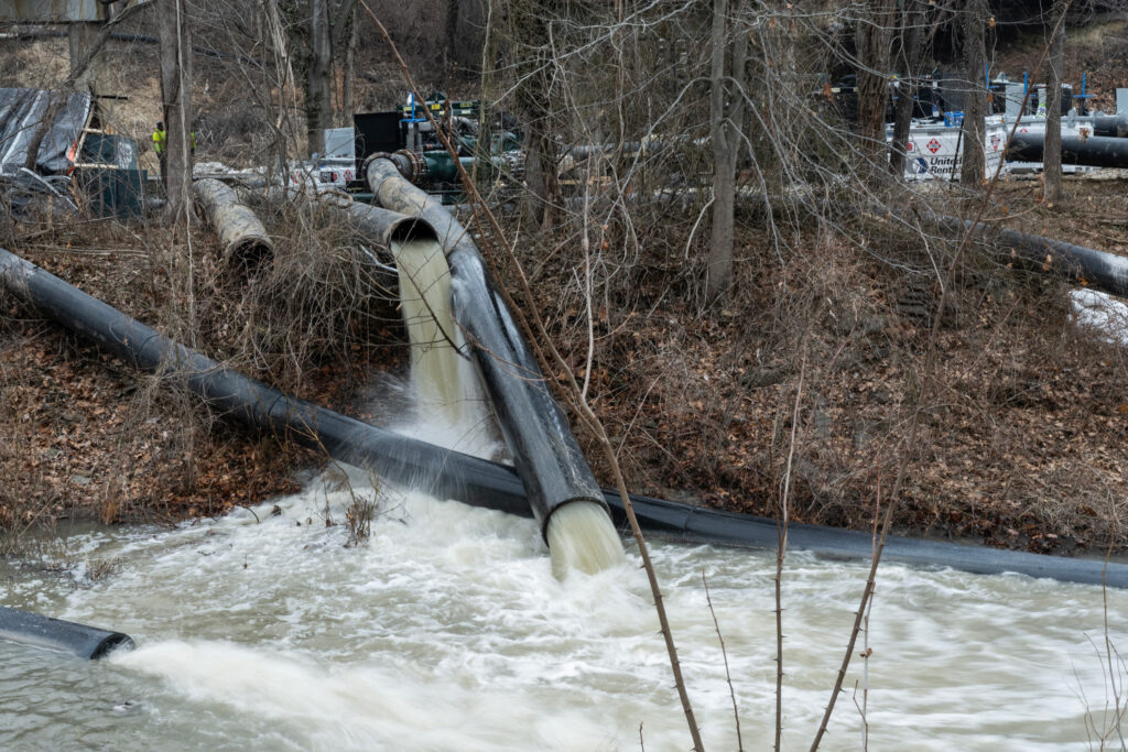Les eaux usées brutes s'écoulent d'un tuyau de drainage dans le canal C&O le 18 février près de Cabin John, Maryland. Crédit : Andrew Caballero-Reynolds/AFP via Getty Images