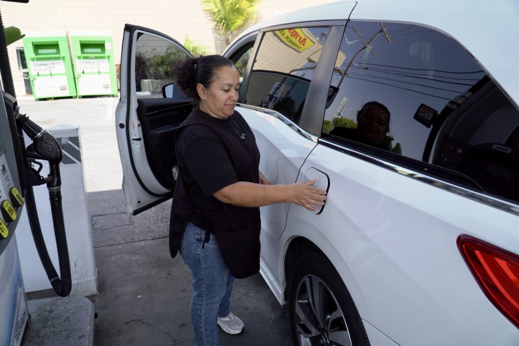 Veronica Cervantes, 54 ans, de Compton, fait le plein de sa voiture dans une station-service de Los Angeles le 30 avril 2026. Elle est l'une des nombreuses Californiennes confrontées à la montée en flèche des prix de l'essence qui ont continué à augmenter pendant la guerre en Iran. Crédit : Steven Rodas/Pacte Climat