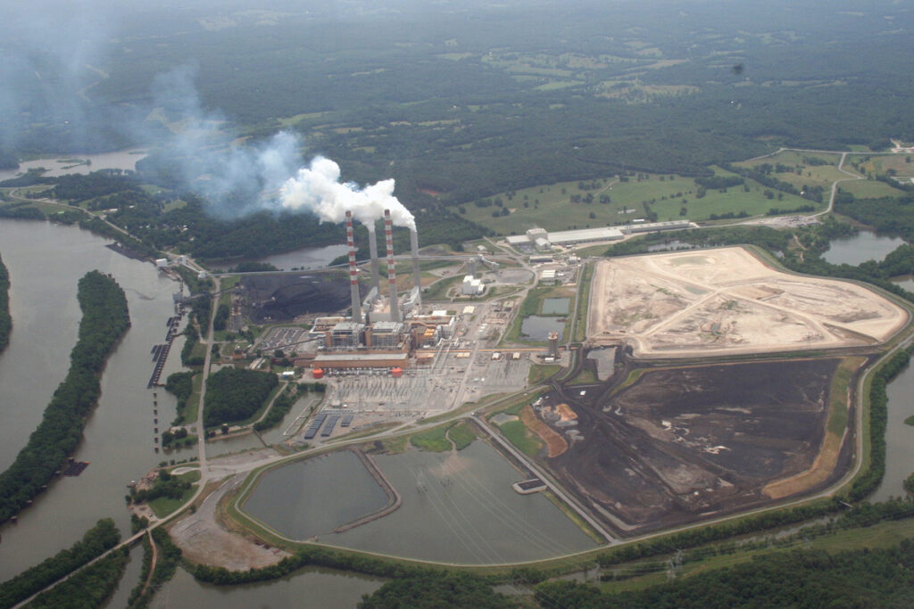 Vue aérienne de l'usine fossile de Cumberland de la Tennessee Valley Authority à Cumberland City, Tennessee. Les émissions blanches s'échappent des cheminées de l'usine.