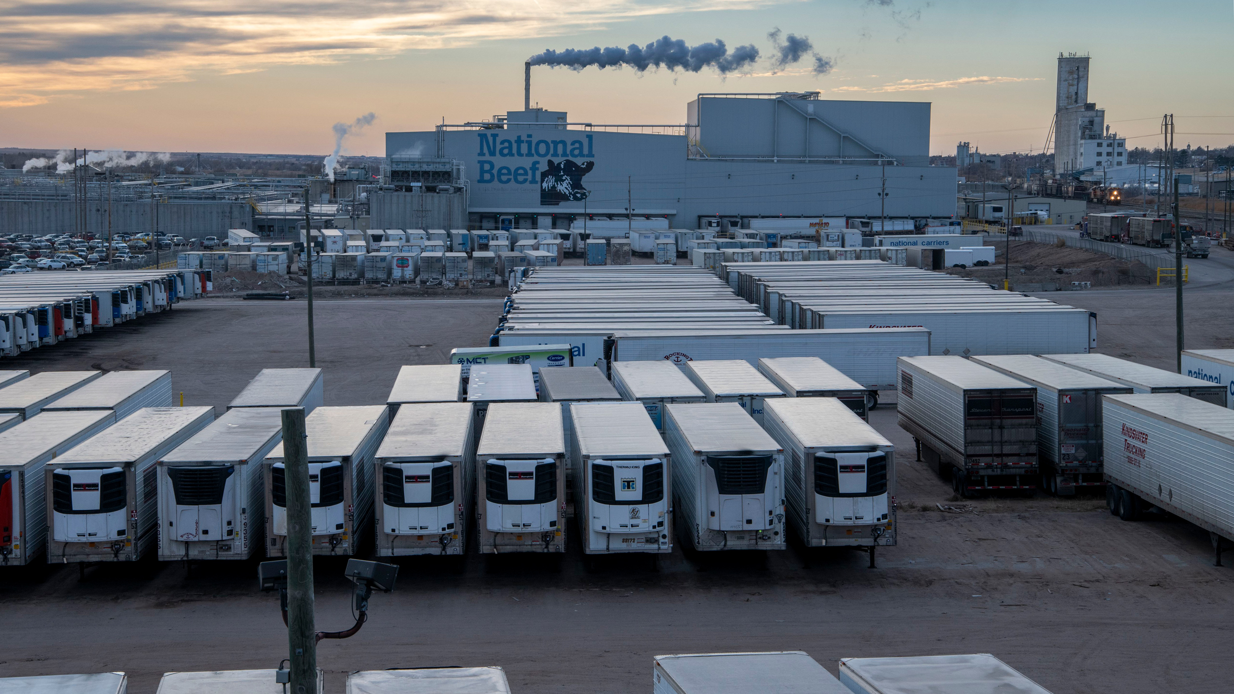 Des remorques réfrigérées se trouvent devant une usine nationale de transformation de bœuf à Dodge City, Kan. Crédit : Michael Siluk/Universal Images Group via Getty Images