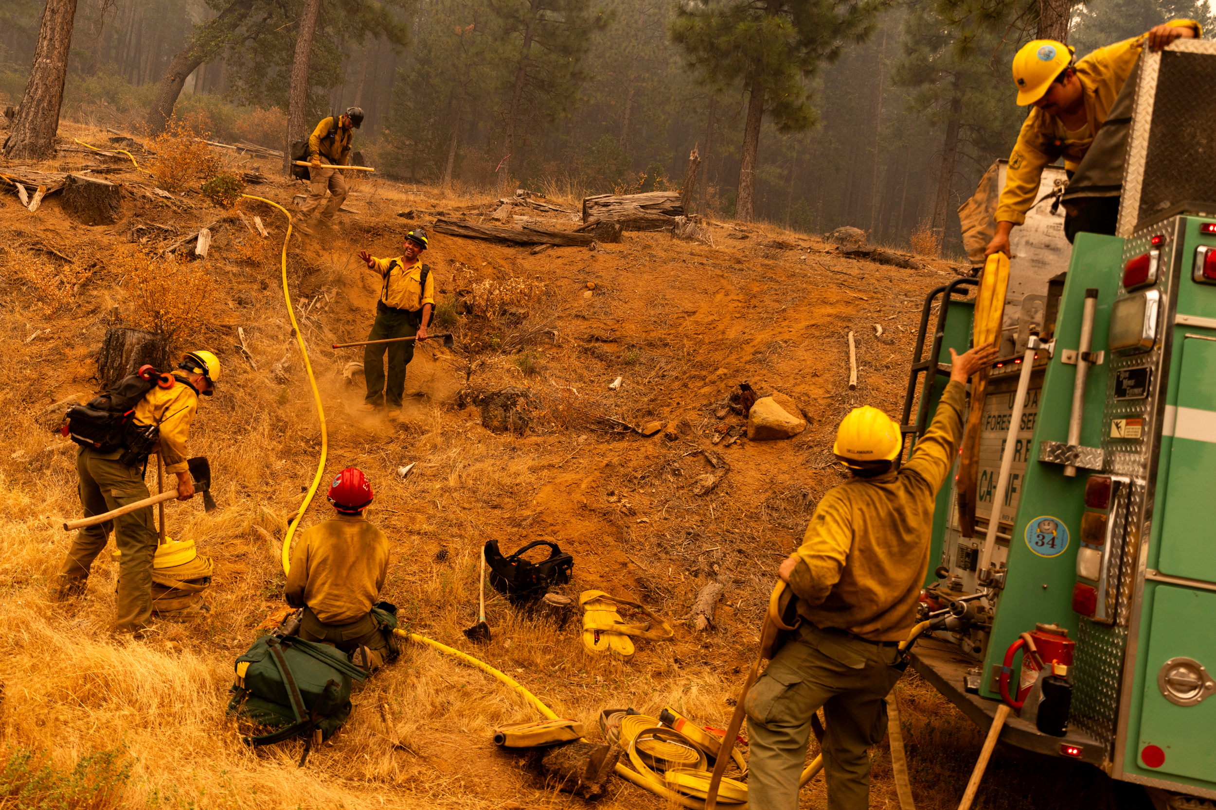 Les pompiers du US Forest Service préparent un tuyau d'arrosage sur une colline lors de l'incendie du parc dans le comté de Tehama, en Californie, le 27 juillet 2024. Crédit : Stephen Lam/San Francisco Chronicle via Getty Images