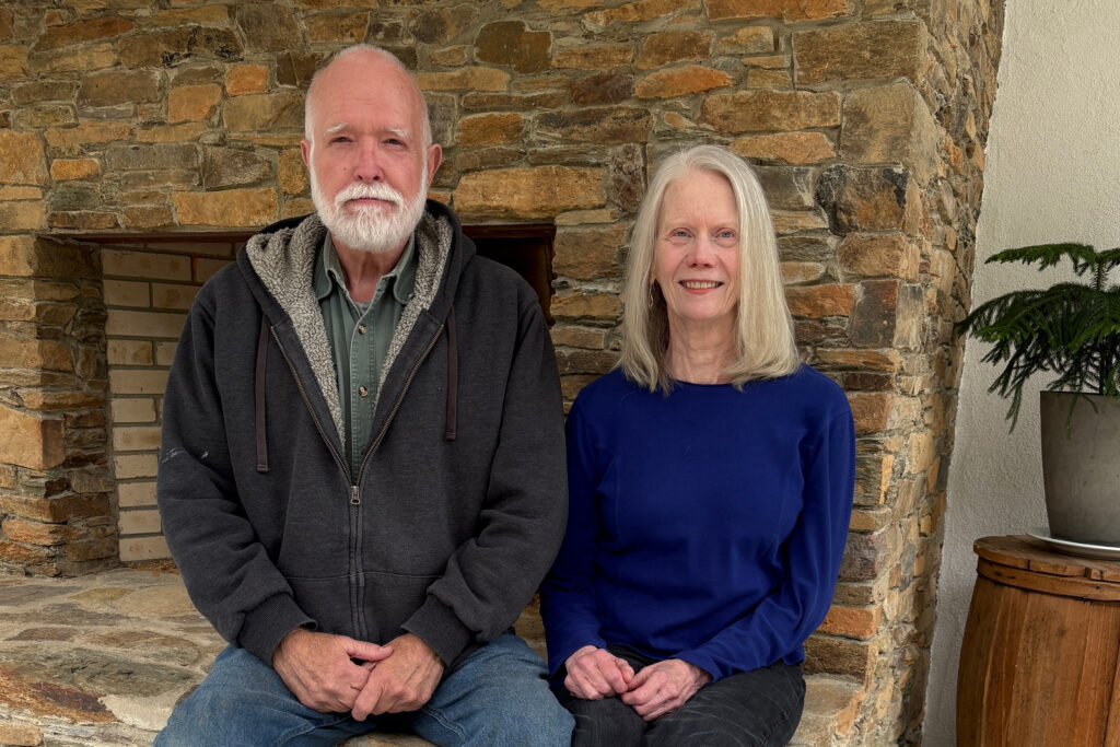 John et Gloria Alderman vivent dans l'ouest du comté de Chatham. Enbridge prévoit construire un nouveau gazoduc, dont un tronçon traverserait sa propriété. Crédit : Lisa Sorg/Pacte Climat