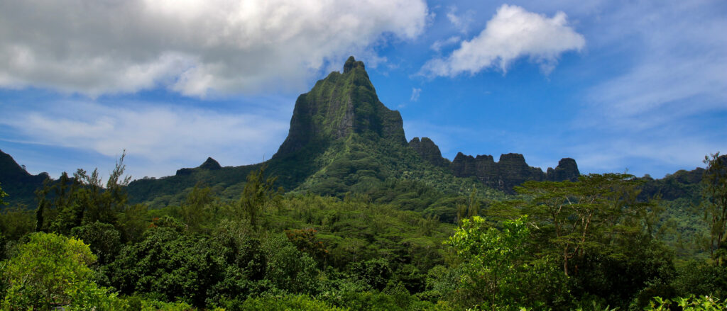 Des pics volcaniques s'élèvent depuis la côte de Moorea. Crédit : Ryan Green/Pacte Climat