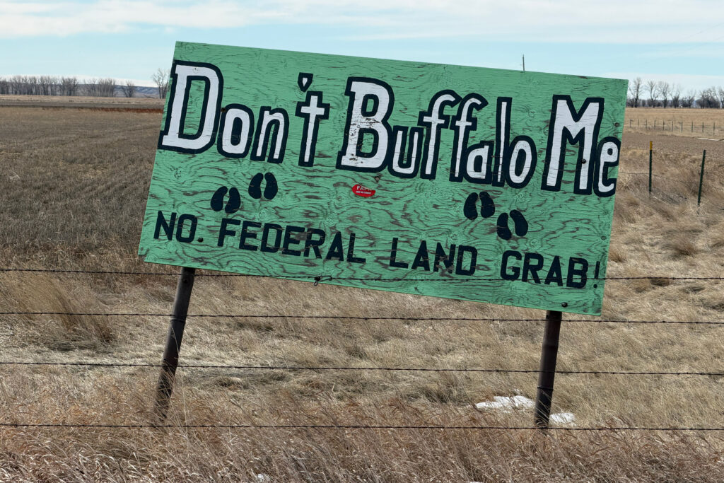 Un panneau indiquant « Don't Buffalo Me » est affiché par des éleveurs de bétail du Montana opposés au pâturage des bisons sur les terres fédérales. Crédit : Blaine Harden/Pacte Climat