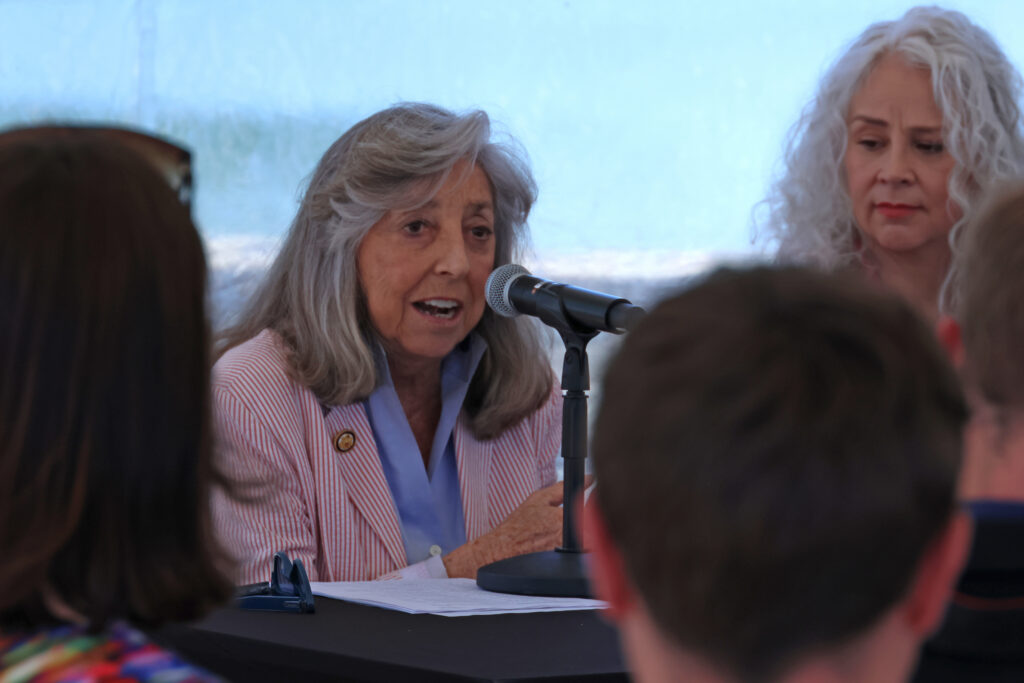 La représentante Dina Titus (Démocrate-Nev.) prend la parole lors d'une table ronde sur la chaleur extrême au « Musée des catastrophes non naturelles ». Crédit : Gabriel Matias Castilho/Pacte Climat