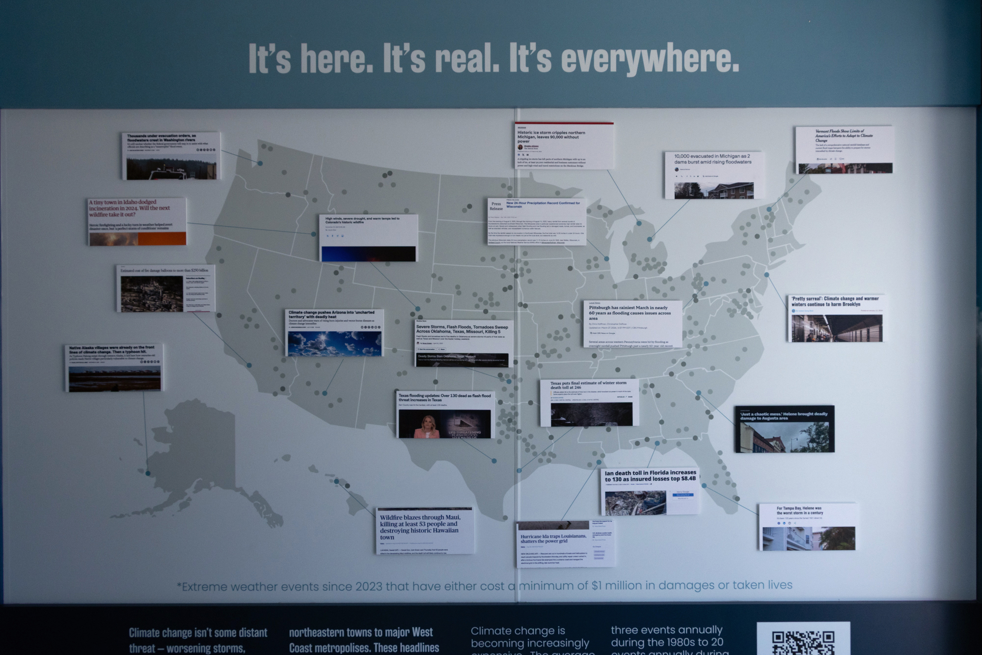 Une carte affichée dans l'exposition pop-up montre les gros titres liés aux événements météorologiques extrêmes meurtriers aux États-Unis. Crédit : Gabriel Matias Castilho/Pacte Climat