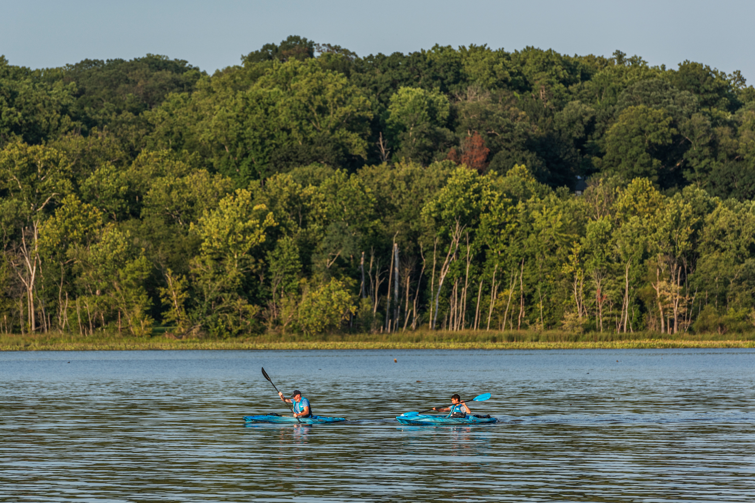 Les kayakistes pagayent sur Piscataway Creek à Accokeek, Maryland. Crédit : Craig Hudson/The Washington Post via Getty Images