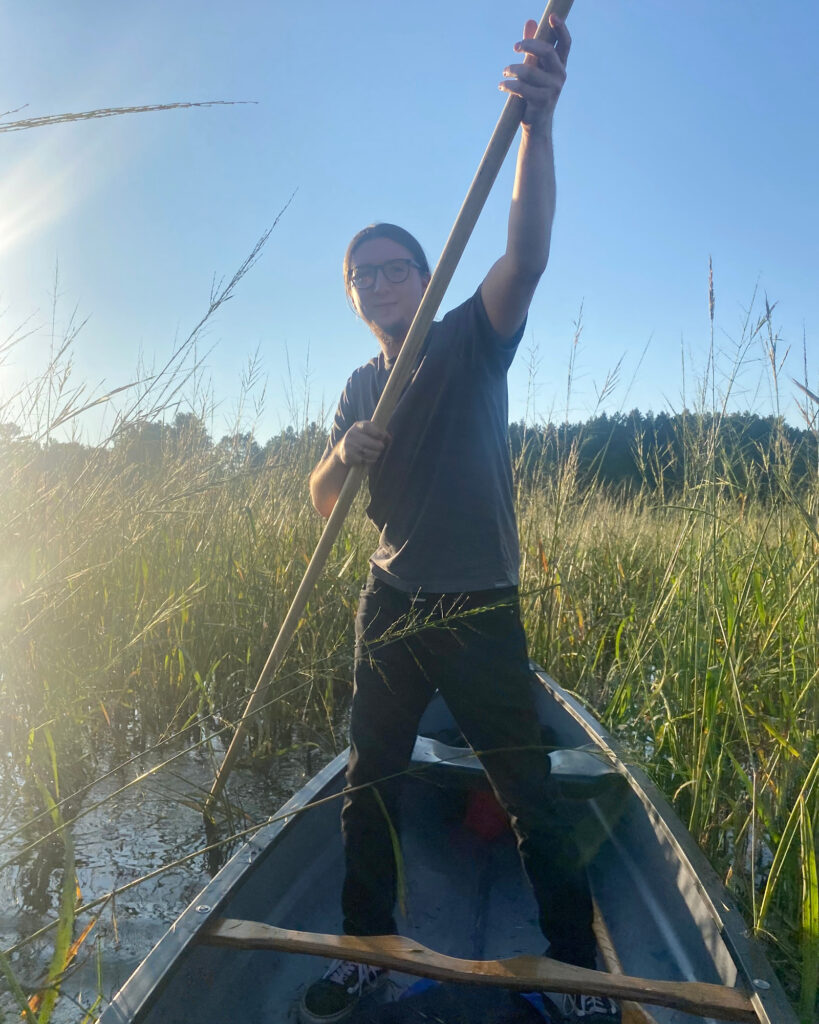 Bazile Minogiizhigaabo Panek, membre de la bande Red Cliff du lac Supérieur Chippewa, récolte du riz sauvage dans le Wisconsin. Crédit : Ursula Charles