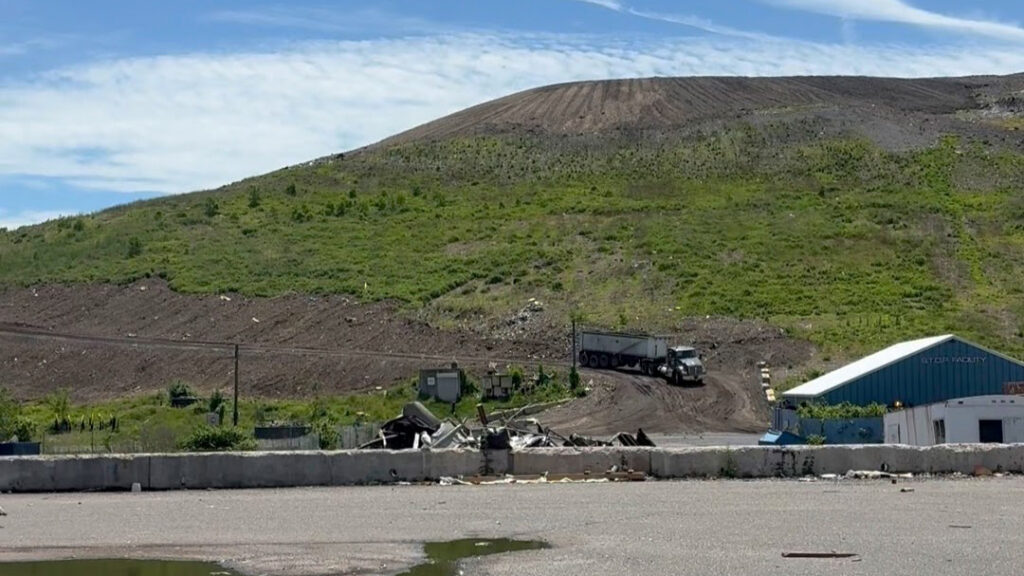 La décharge de Brookhaven, haute de 270 pieds, a ouvert ses portes il y a plus de 50 ans. Crédit : Lauren Dalban/Pacte Climat