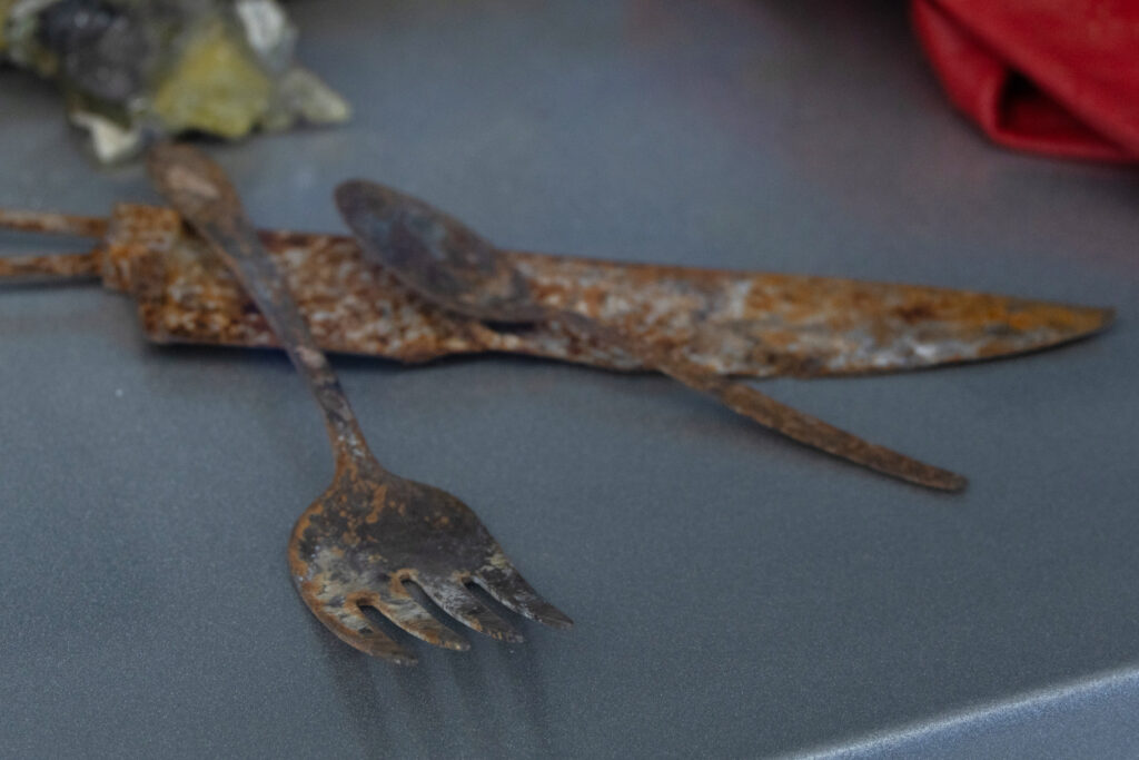 Des ustensiles de cuisine provenant d'une maison brûlée lors de l'incendie de Woosley en Californie en 2018 ont été exposés lors de l'exposition. Crédit : Gabriel Matias Castilho/Pacte Climat